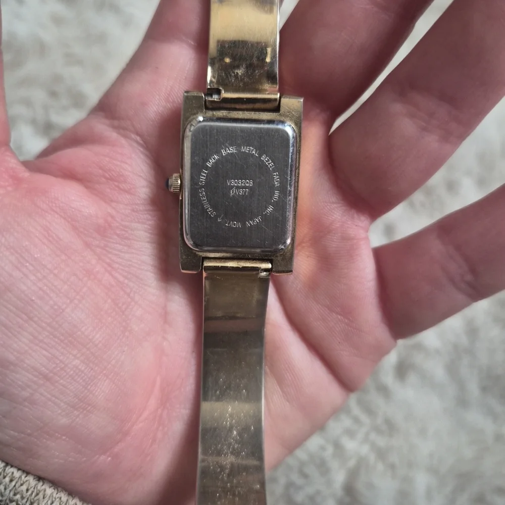 Womens GVII Watch Wristwatch Gold Tone Modern Contemporary Sleek Chic Office ✨️